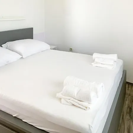 1 Bedroom Awesome In Apartman *