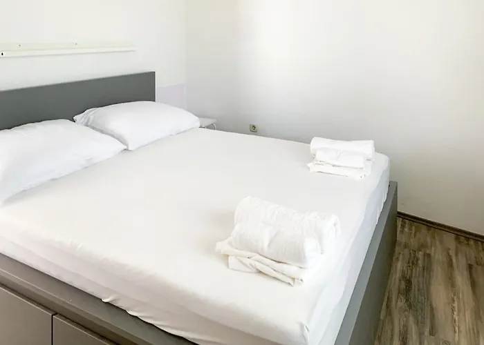 1 Bedroom Awesome In Apartman *